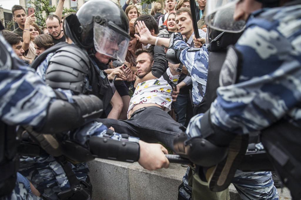 Russian police arresting protesters