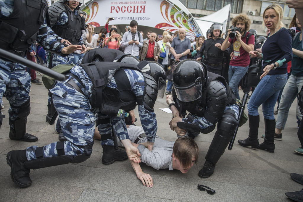 Russian police arresting protesters