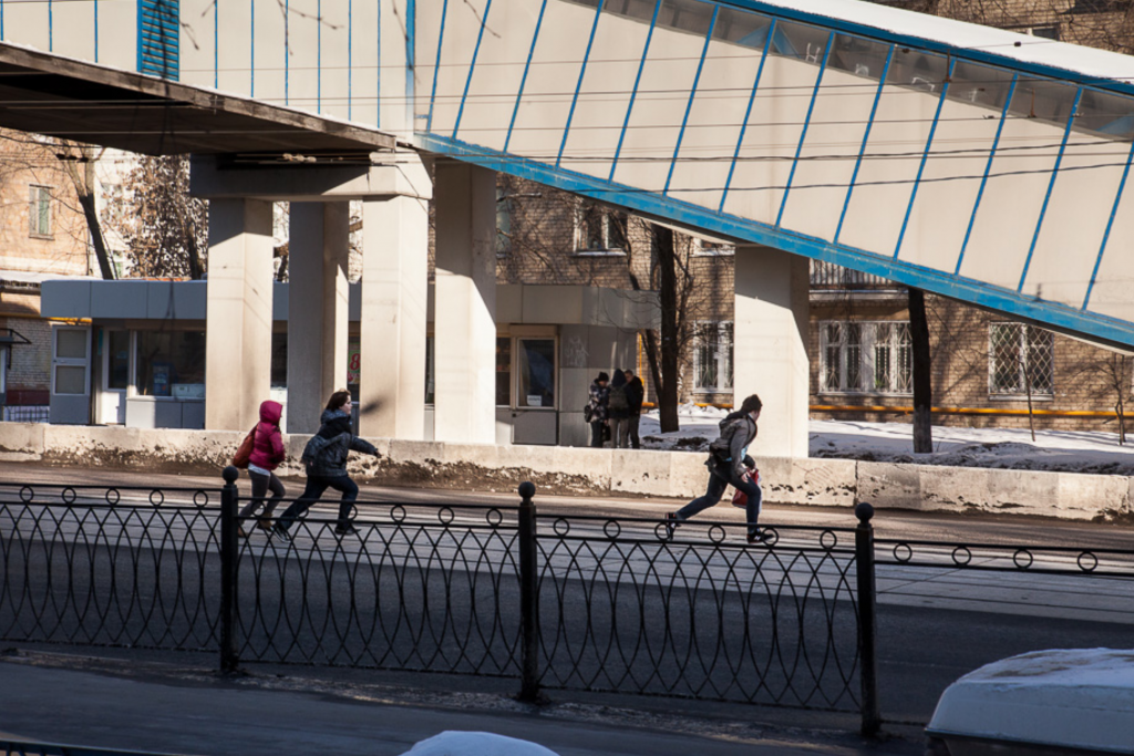 Muscovites are running across the dangerous pavement instead of using aboveground crossing construction.