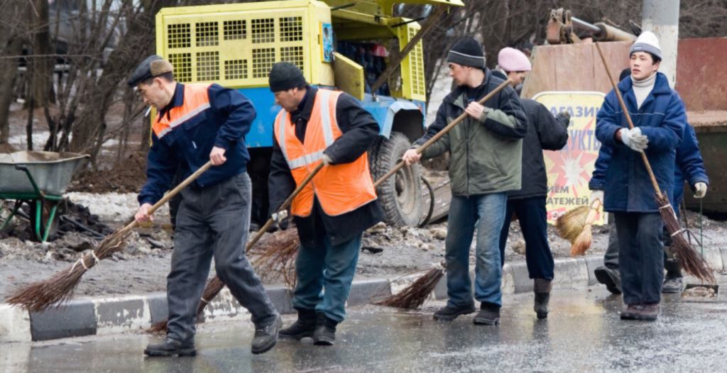 Tajik migrants cleaning Moscow street